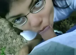 Indian Teen Girlfriend Sucks Her Lover Dick in the Park at Ghaziabad