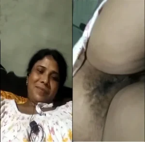 Indian Mature Bhabhi Pussy Show to a Handjob Guy