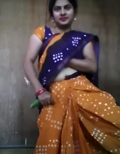 Smiling Indian Boudi Tries Out Something New