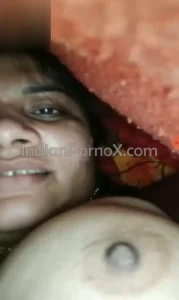 Indian Mature aunty show boobs and pussy on video call