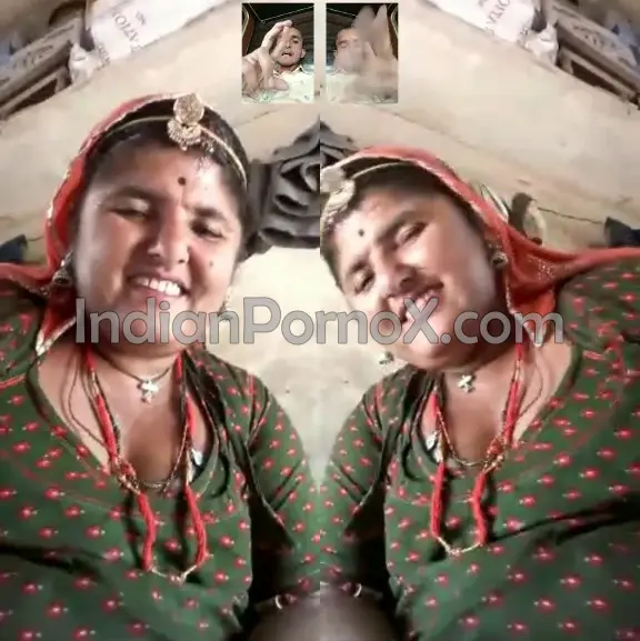 Mature Indian Bhabhi pussy showing with young guy on video call