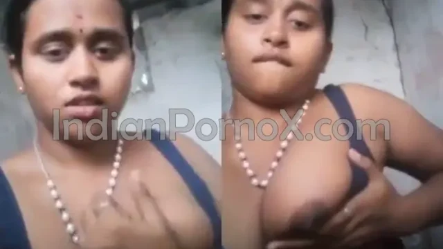Tamil wife playing with her desi boobs