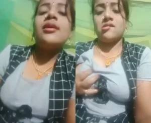 Village Desi Bhabhi Showing Nude on Cam